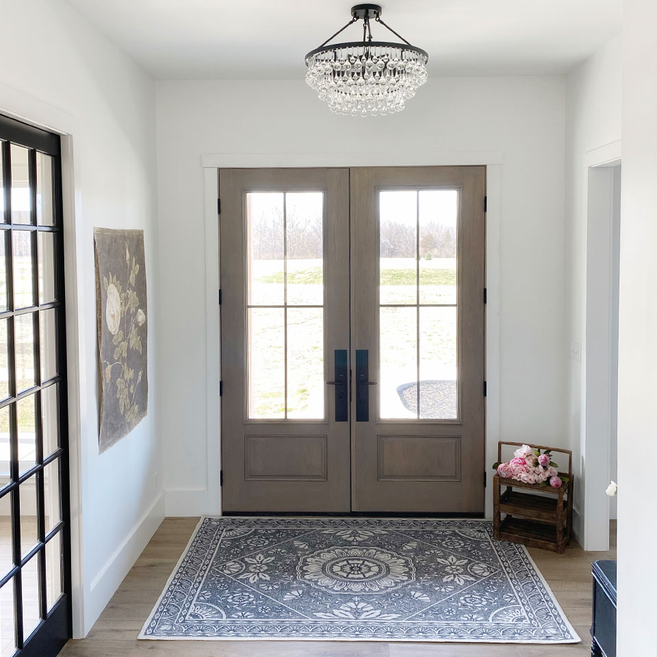 Almana black and white rug by the entryway