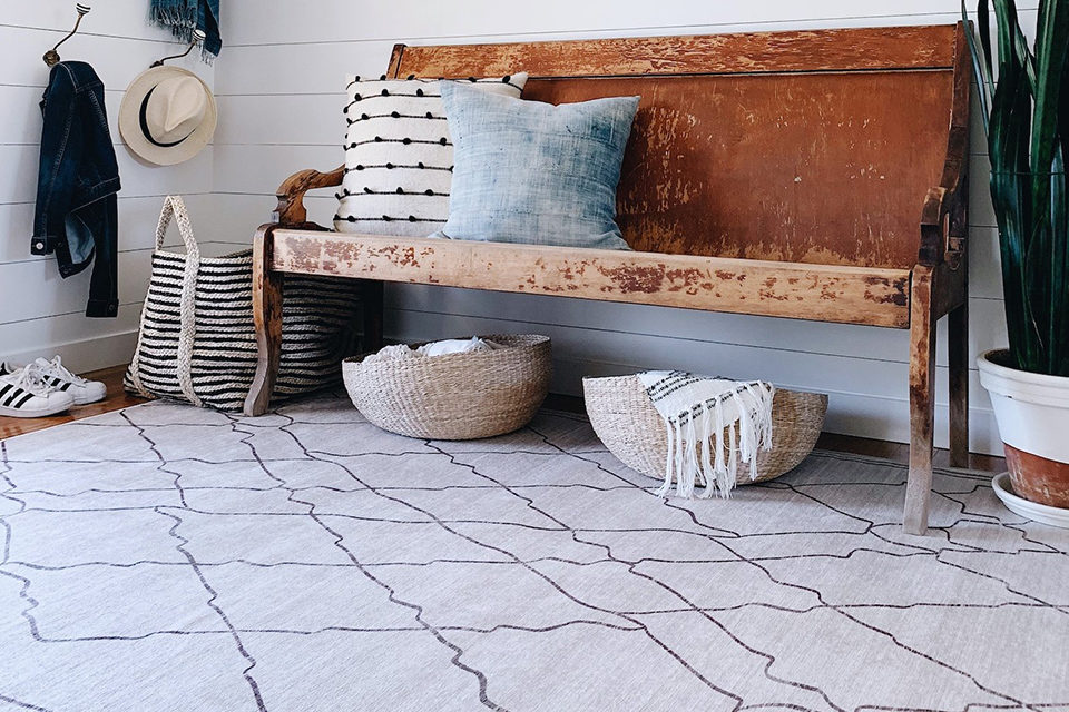 https://blog.ruggable.com/wp-content/uploads/2019/09/Undecorated-Home-Entryway-Rug-960x640.jpg
