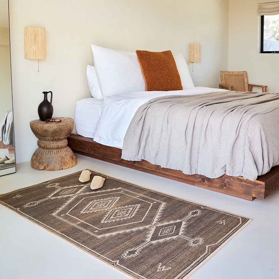 Re-jute rug in brown and sand in the bedroom.