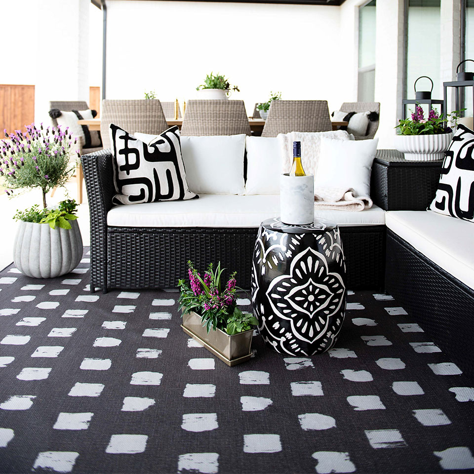 outdoor black and white rug with black and white furniture