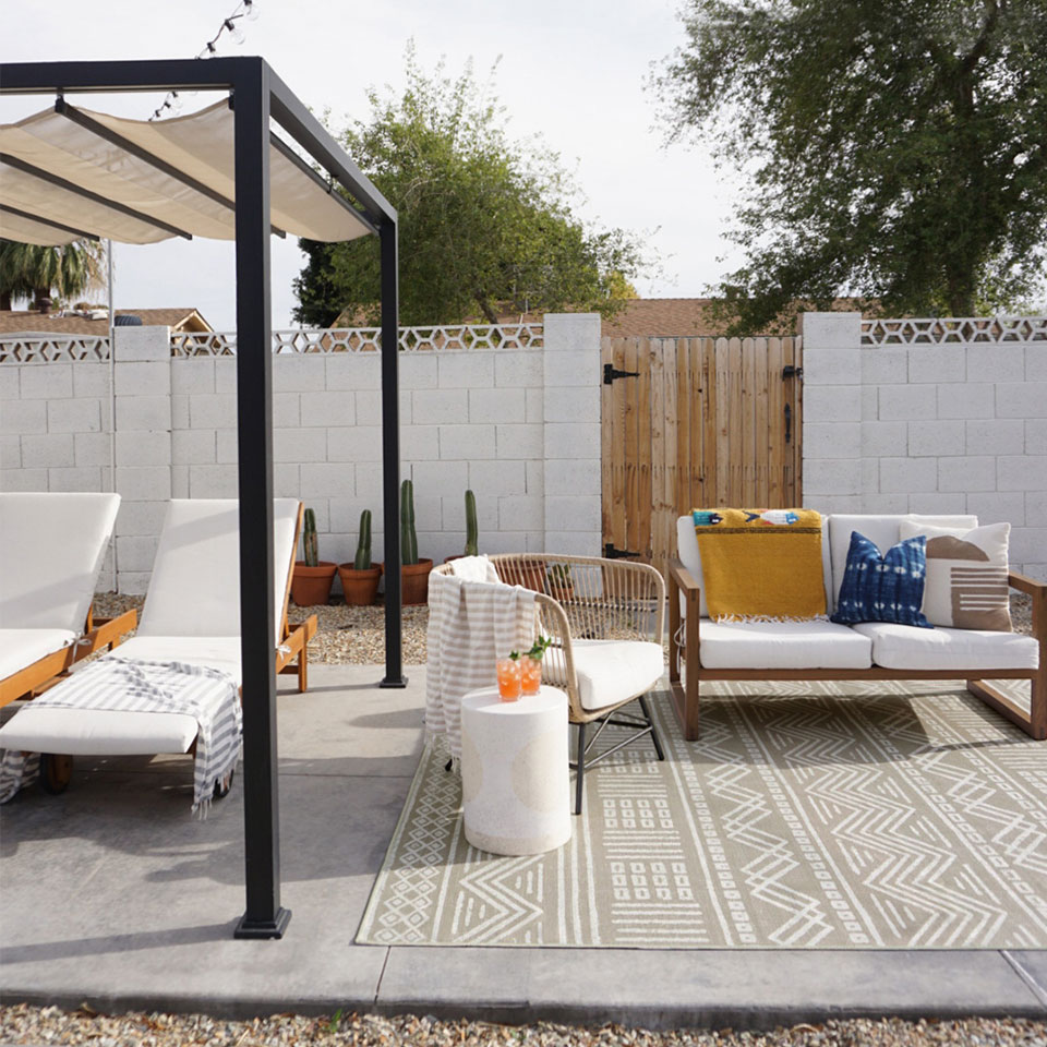 outdoor tan and white geometric rug on patio