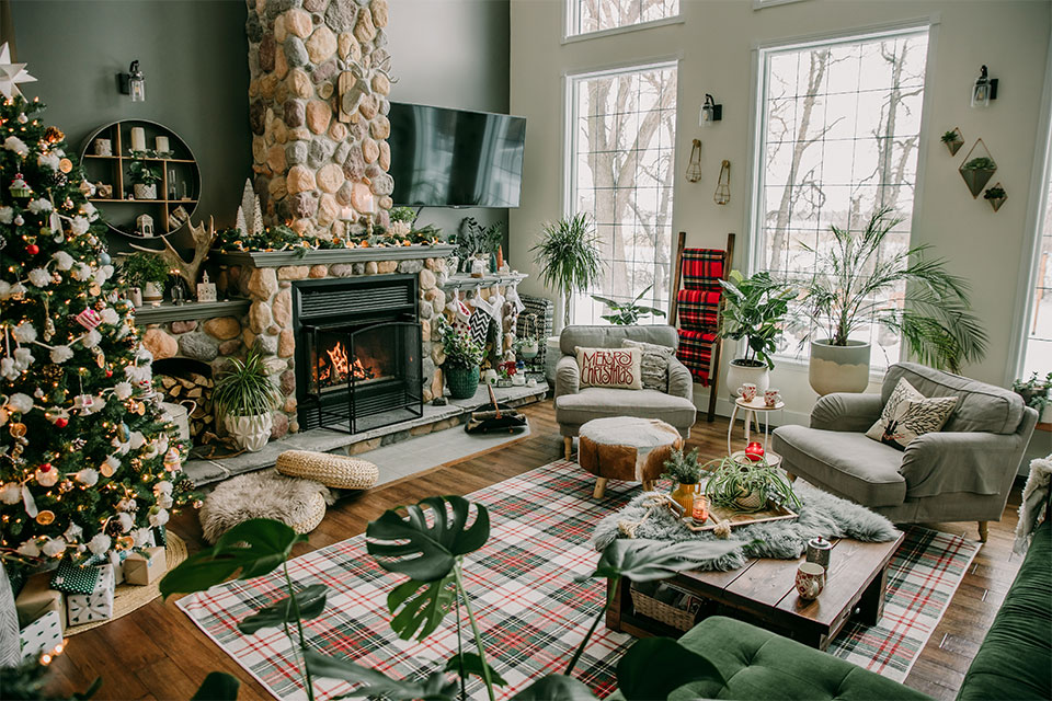 https://blog.ruggable.com/wp-content/uploads/2021/10/living-room-with-cabin-christmas-decor-and-plaid-rug.jpg